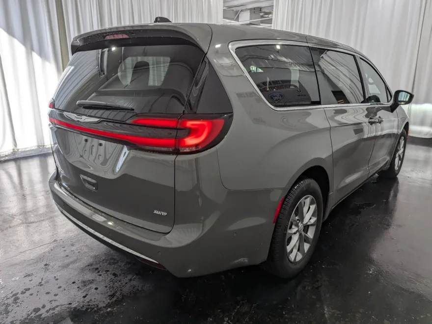 2025 Chrysler Pacifica photo 1