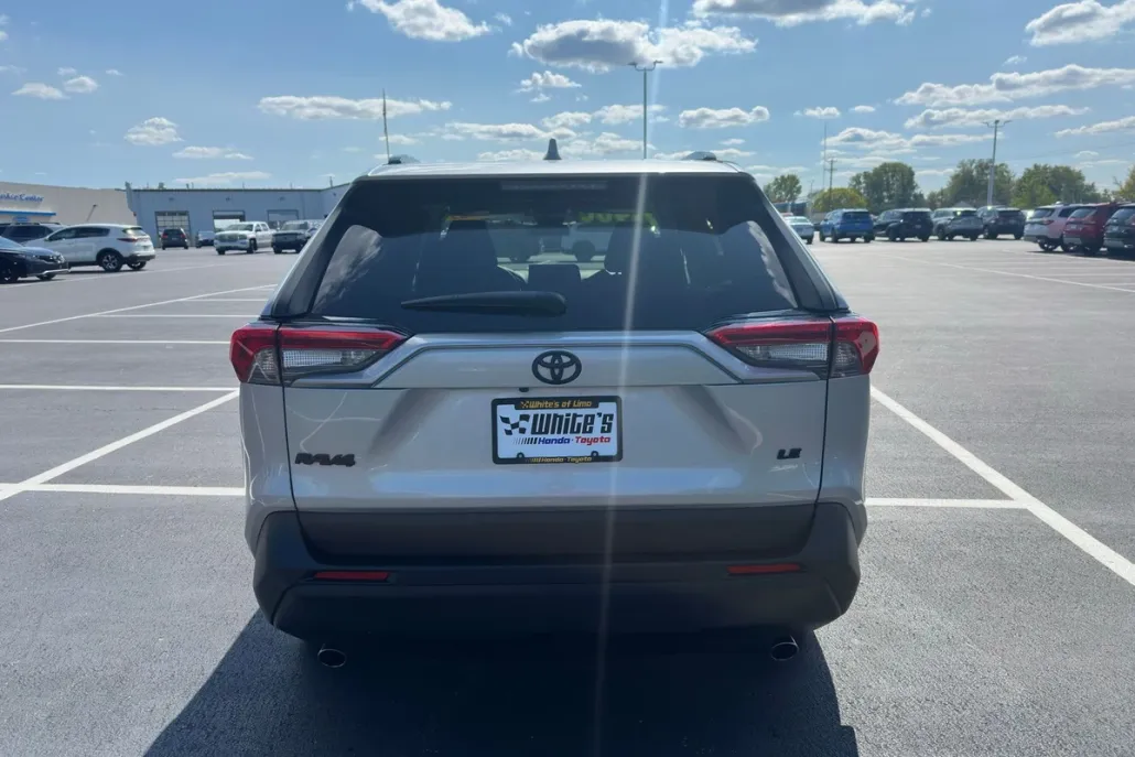 2021 Toyota RAV4 LE photo 1