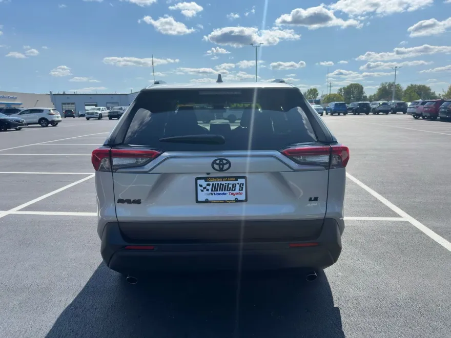 2021 Toyota RAV4 LE photo 1