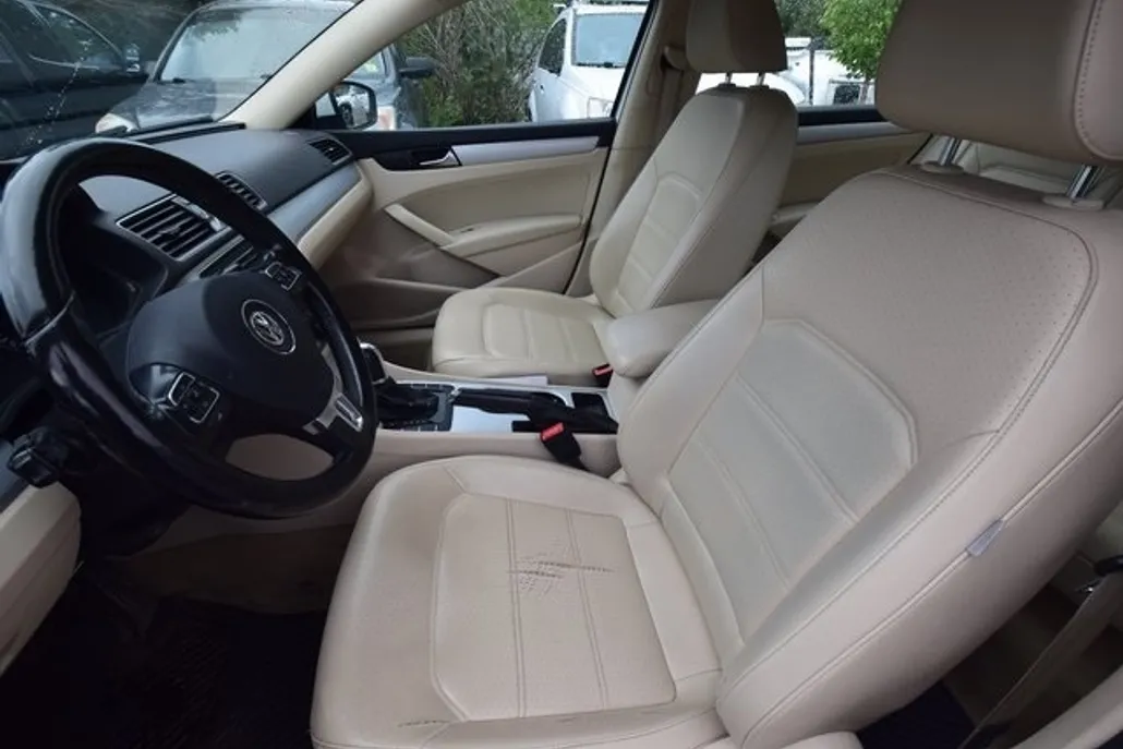 2013 Volkswagen Passat SE photo 1