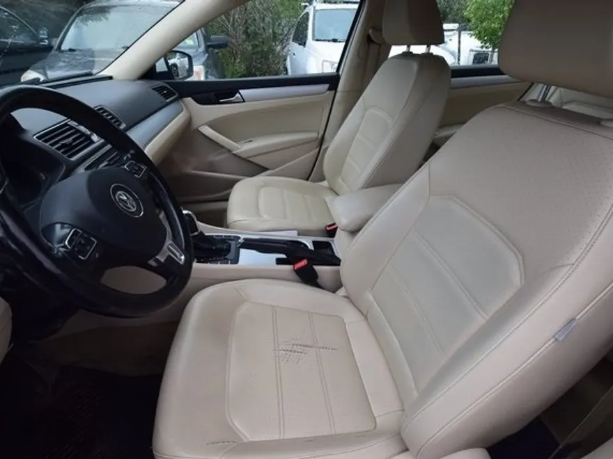 2013 Volkswagen Passat SE photo 1
