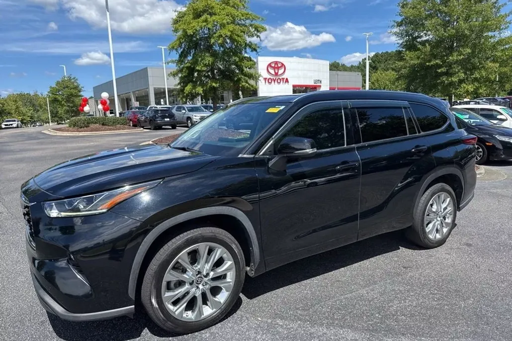 2022 Toyota Highlander Limited photo 1