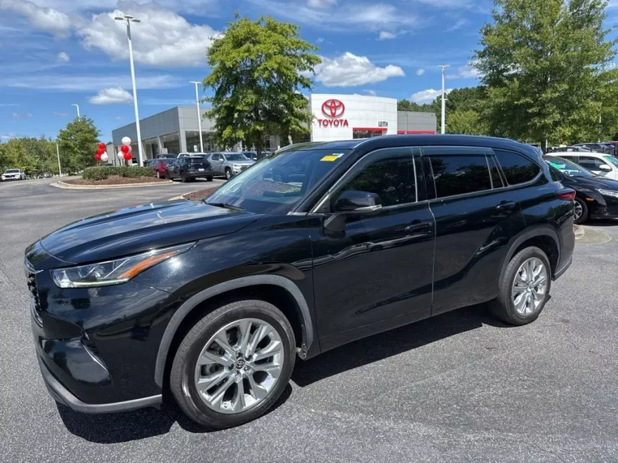 2022 Toyota Highlander Limited photo 1