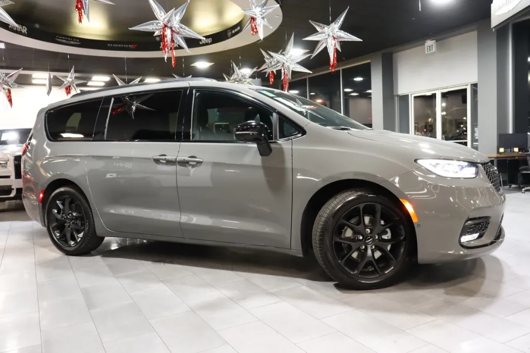 2024 Chrysler Pacifica Touring L photo 1