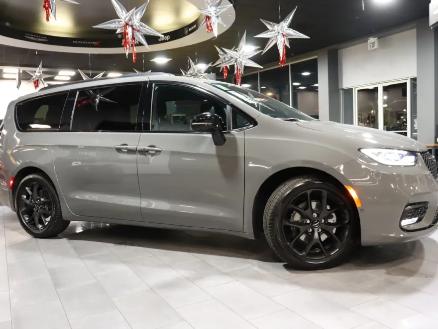 2024 Chrysler Pacifica Touring L photo 1