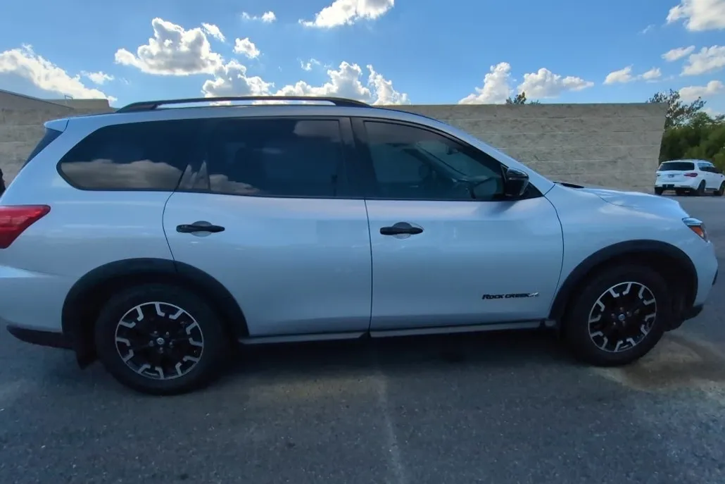 2020 Nissan Pathfinder SL photo 1