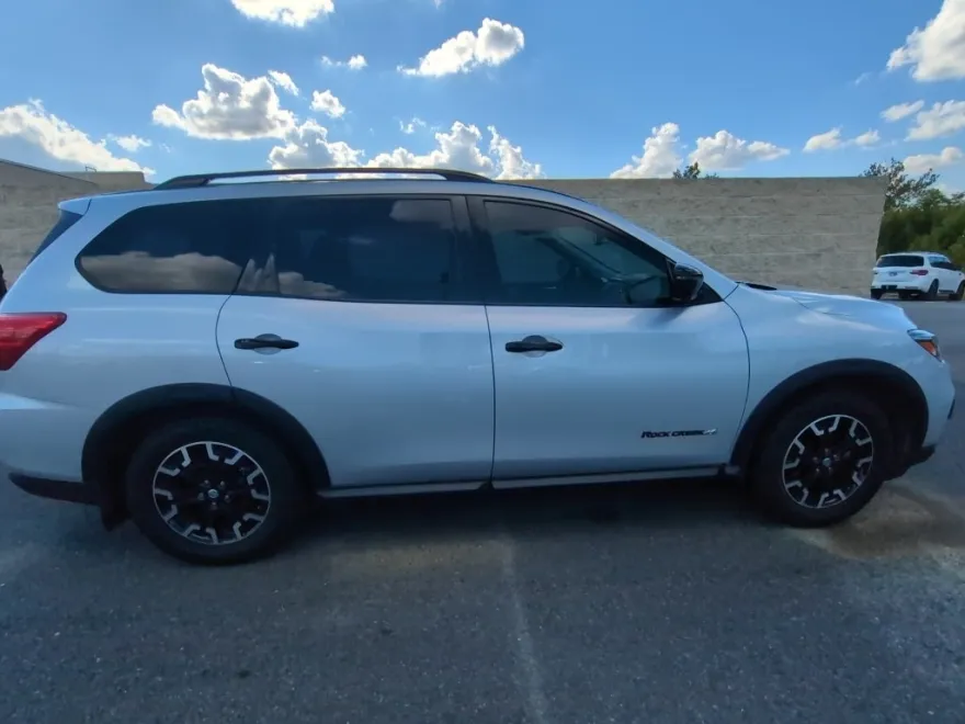 2020 Nissan Pathfinder SL photo 1
