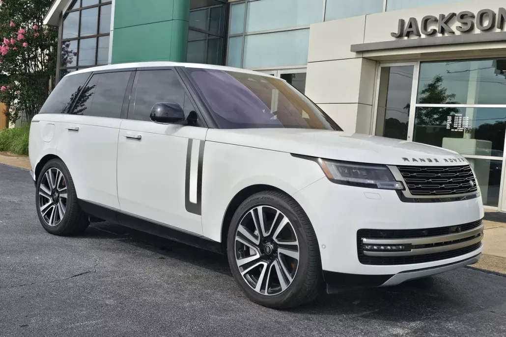 2023 Land Rover Range Rover SE photo 1