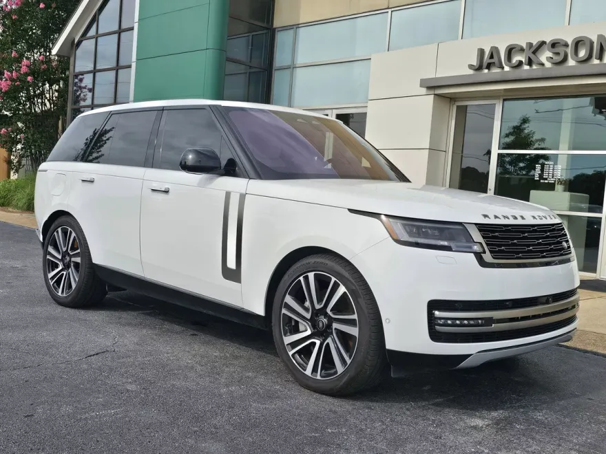 2023 Land Rover Range Rover SE photo 1