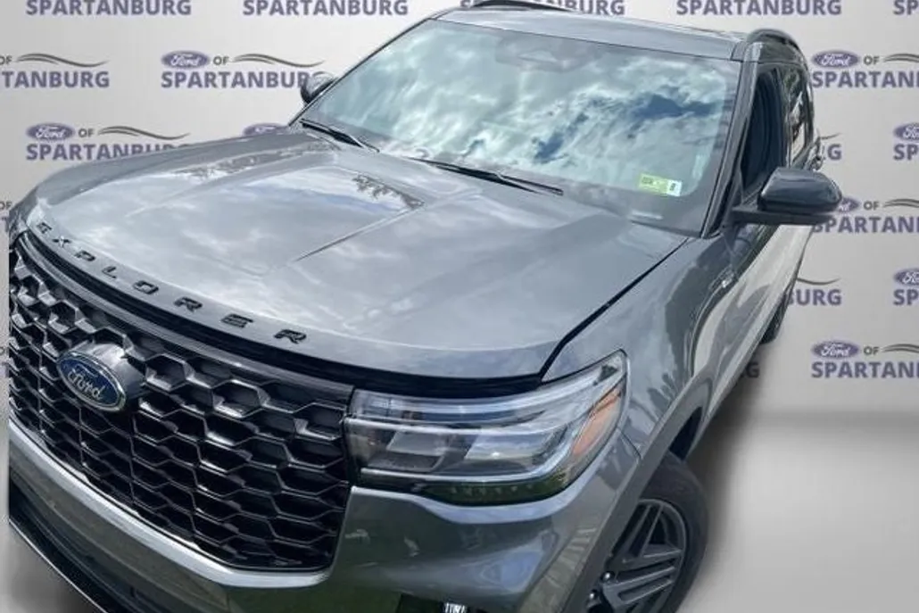 2025 Ford Explorer ST-Line photo 1