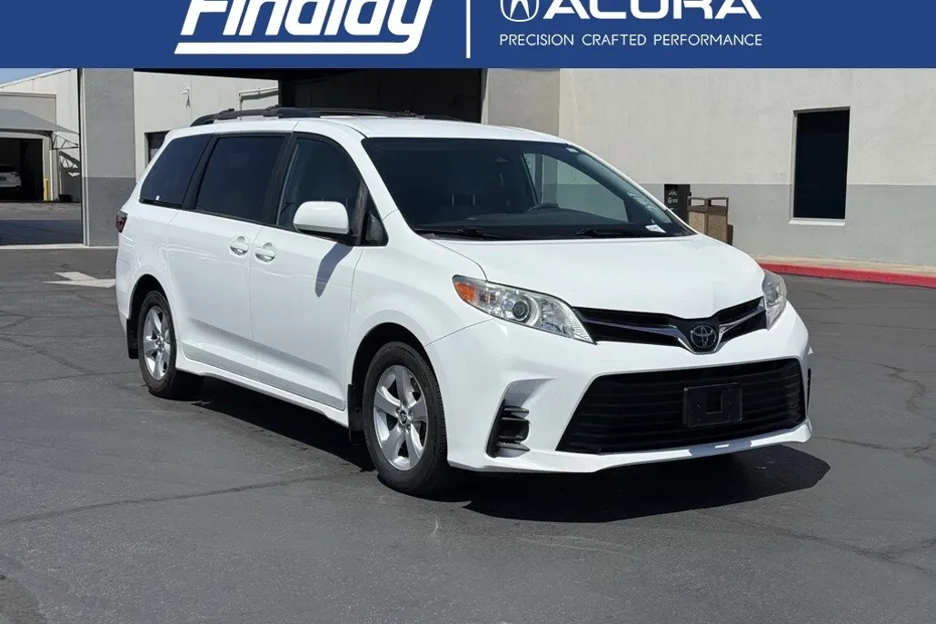 2020 Toyota Sienna LE photo 1