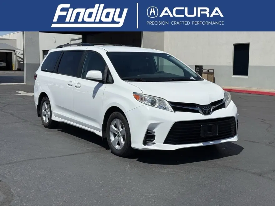 2020 Toyota Sienna LE photo 1