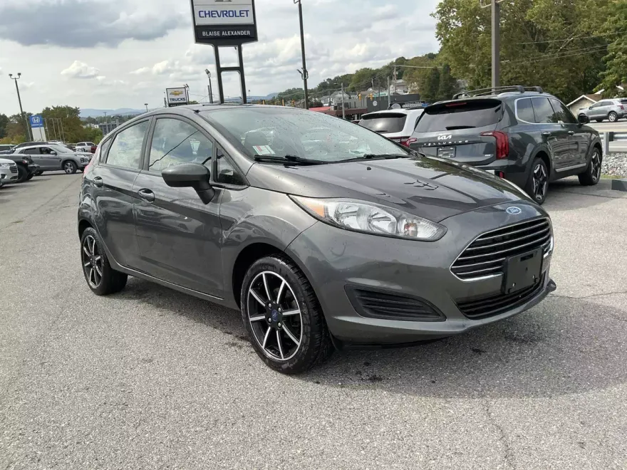 2017 Ford Fiesta SE photo 1