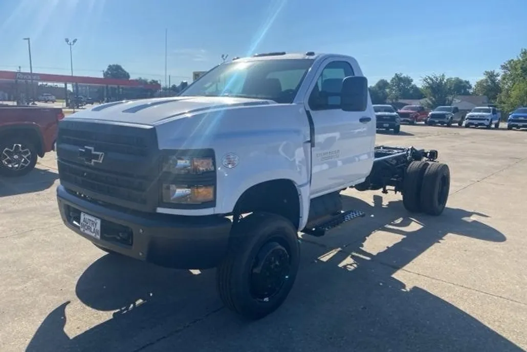 2025 Chevrolet Silverado 5500HD Work Truck photo 1