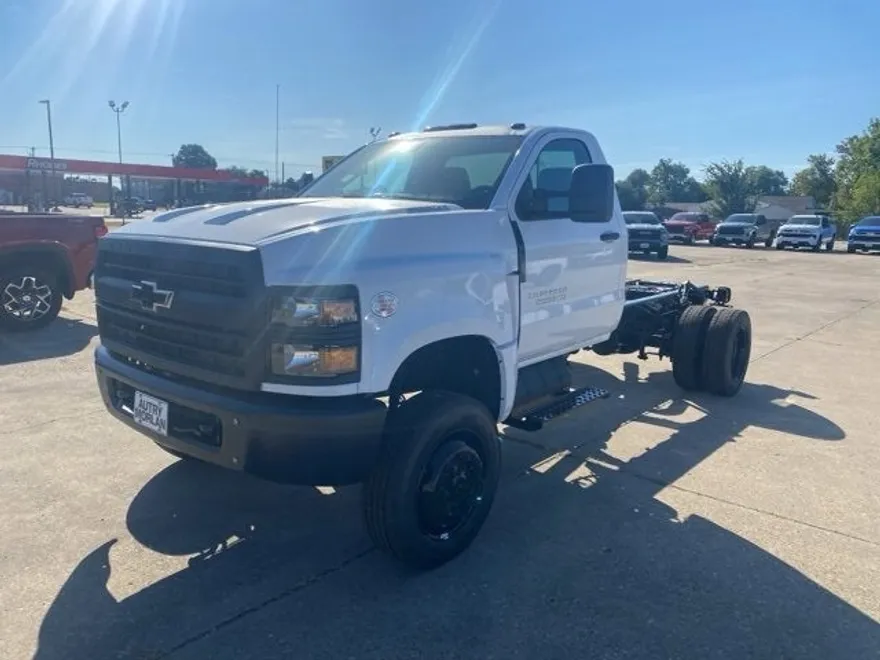 2025 Chevrolet Silverado 5500HD Work Truck photo 1
