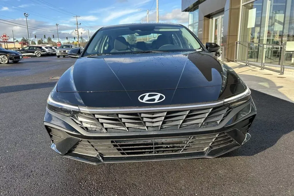 2025 Hyundai Elantra SE photo 1