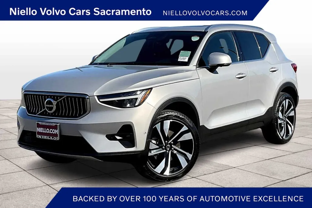 2025 Volvo XC40 Plus photo 1