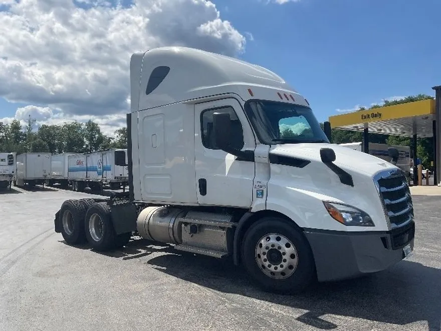 2020 Freightliner Cascadia photo 1