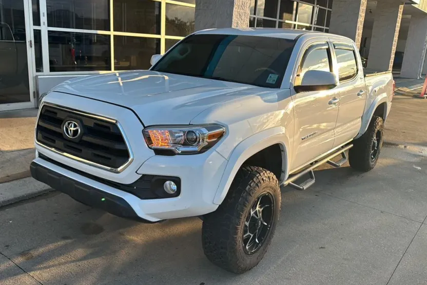 2017 Toyota Tacoma SR5 TRD Sport photo 1
