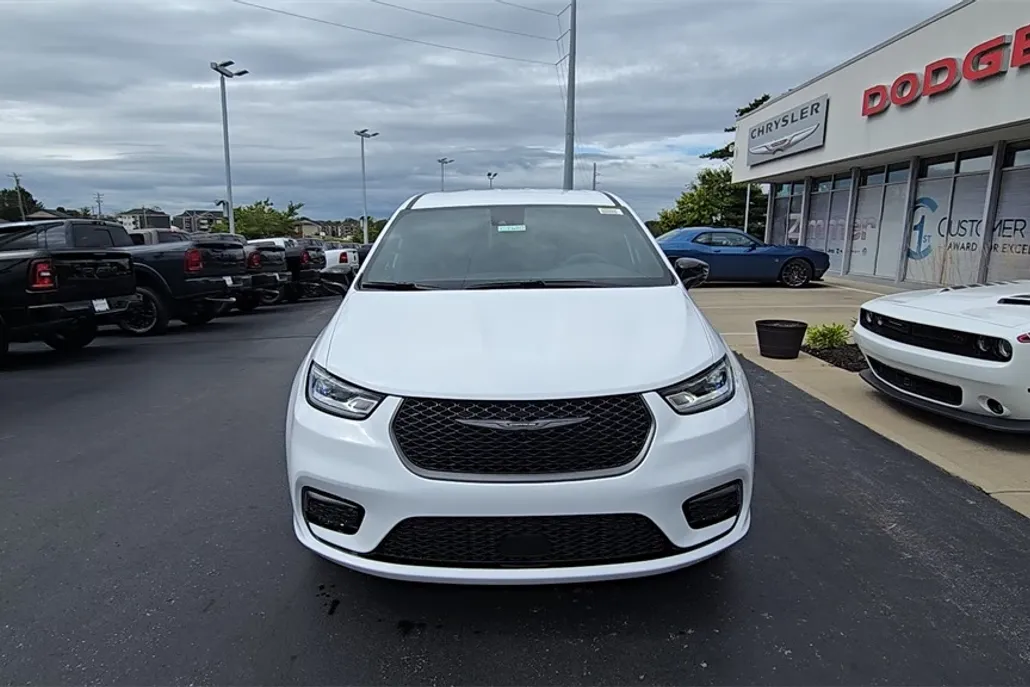 2026 Chrysler Pacifica photo 1