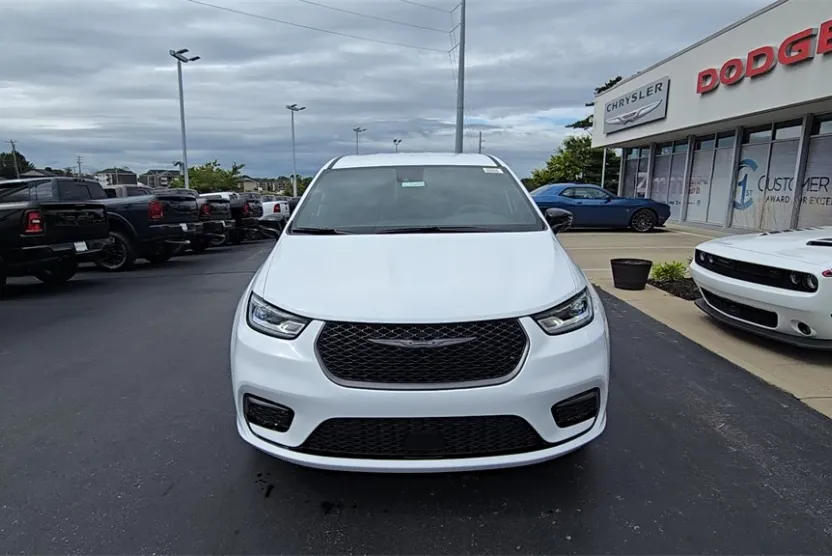 2026 Chrysler Pacifica photo 1