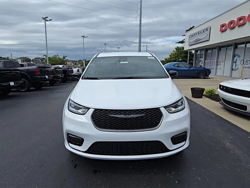 2026 Chrysler Pacifica photo 1