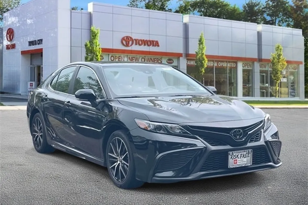 2021 Toyota Camry SE photo 1
