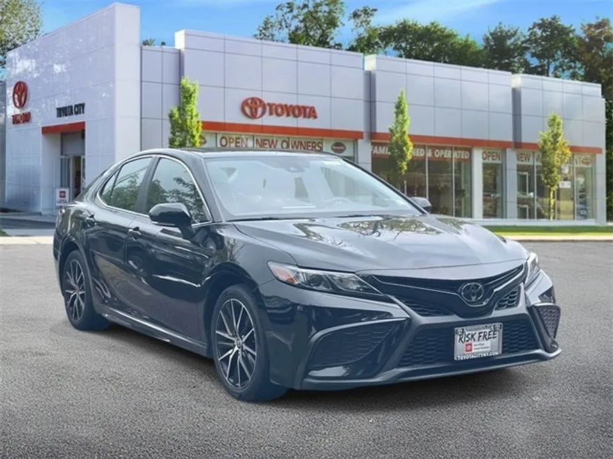 2021 Toyota Camry SE photo 1