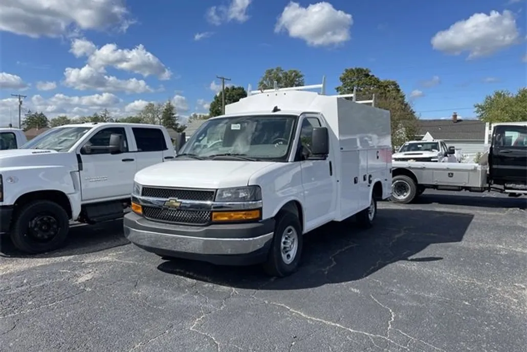 2025 Chevrolet Express 3500 Cutaway Van photo 1