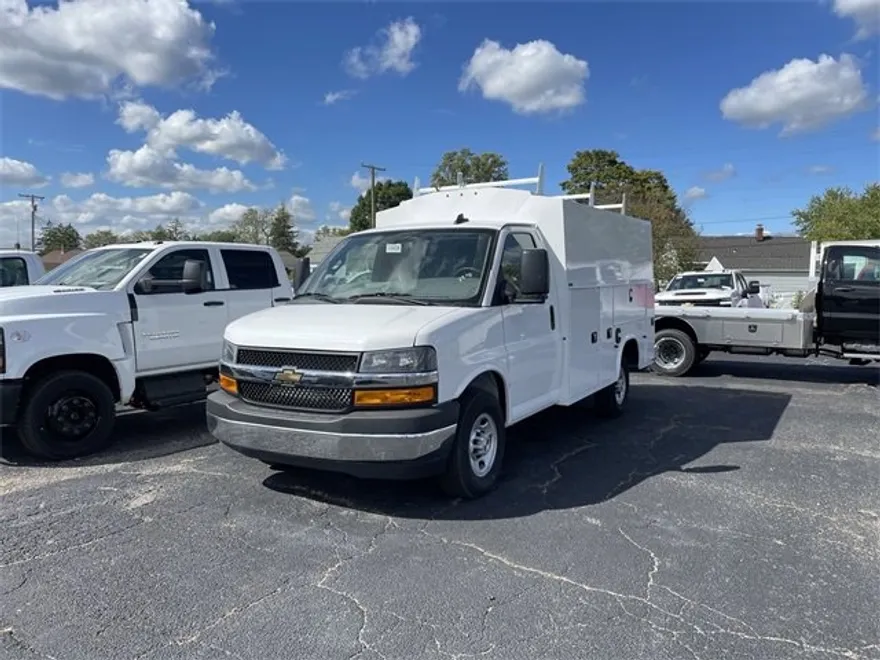 2025 Chevrolet Express 3500 Cutaway Van photo 1