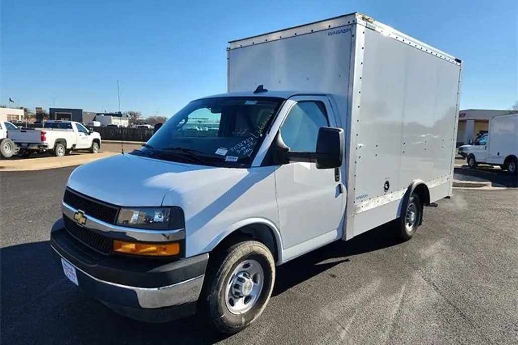 2023 Chevrolet Express Cutaway 3500 photo 1