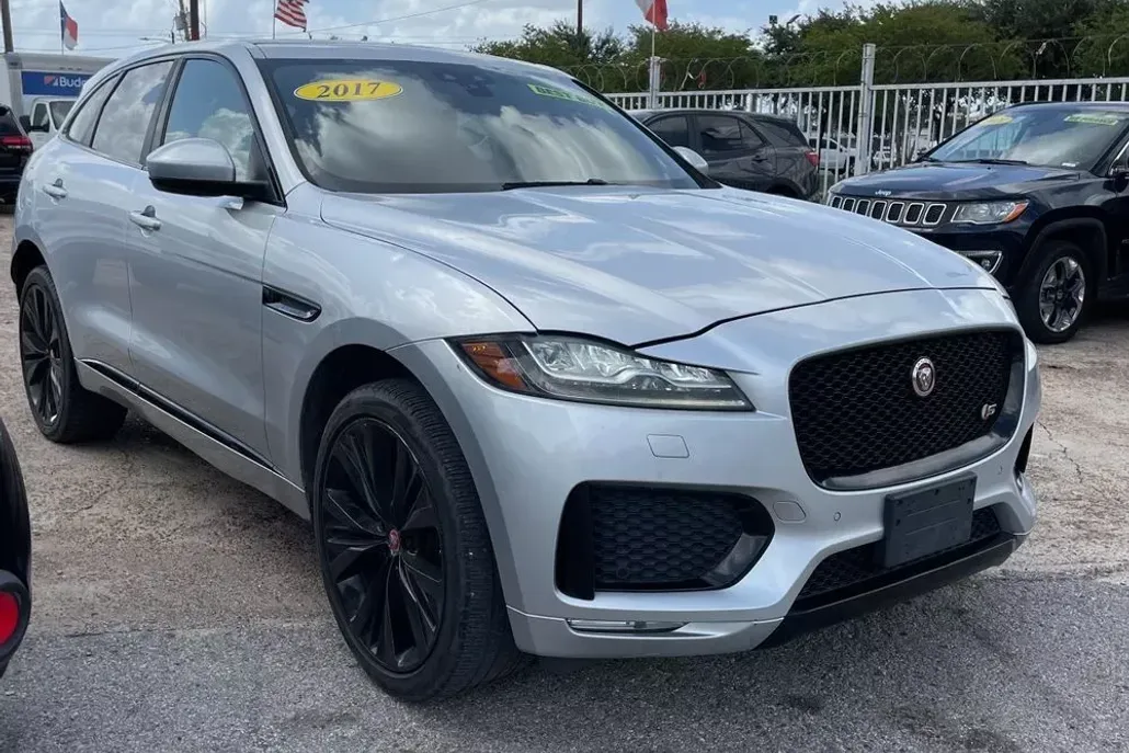 2017 Jaguar F-PACE S photo 1