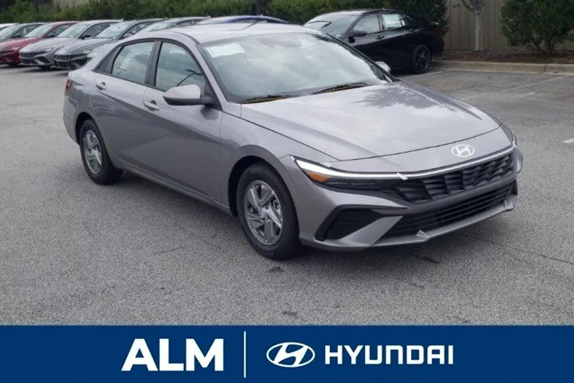 2025 Hyundai Elantra SE photo 1