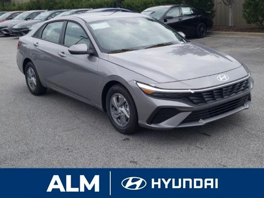 2025 Hyundai Elantra SE photo 1