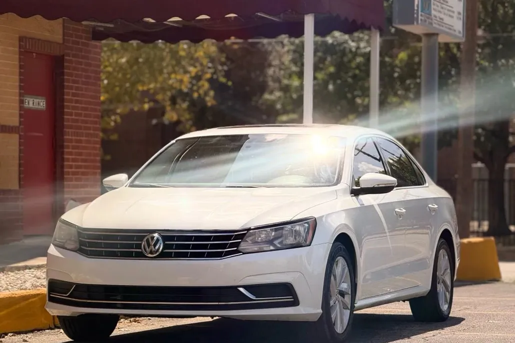2018 Volkswagen Passat 2.0T photo 1