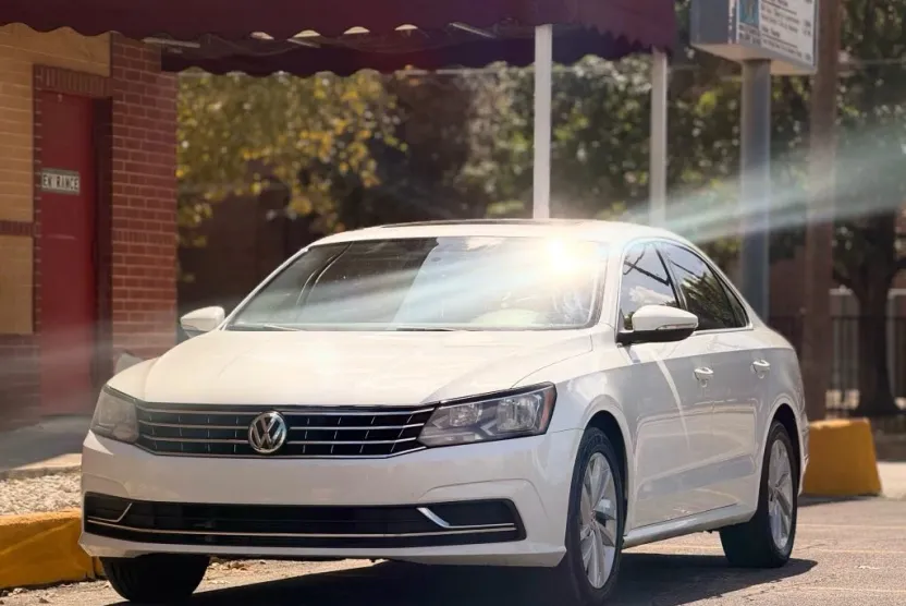 2018 Volkswagen Passat 2.0T photo 1