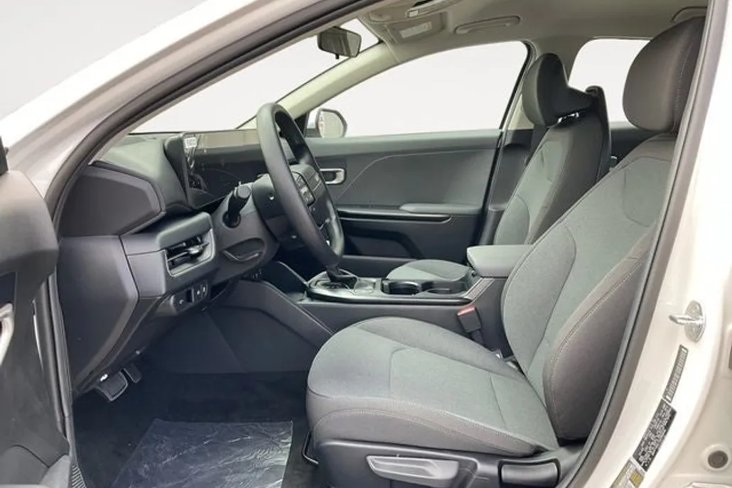 2025 Kia K4 LXS photo 1