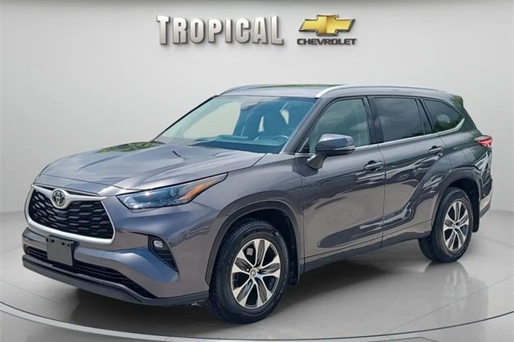 2022 Toyota Highlander XLE photo 1