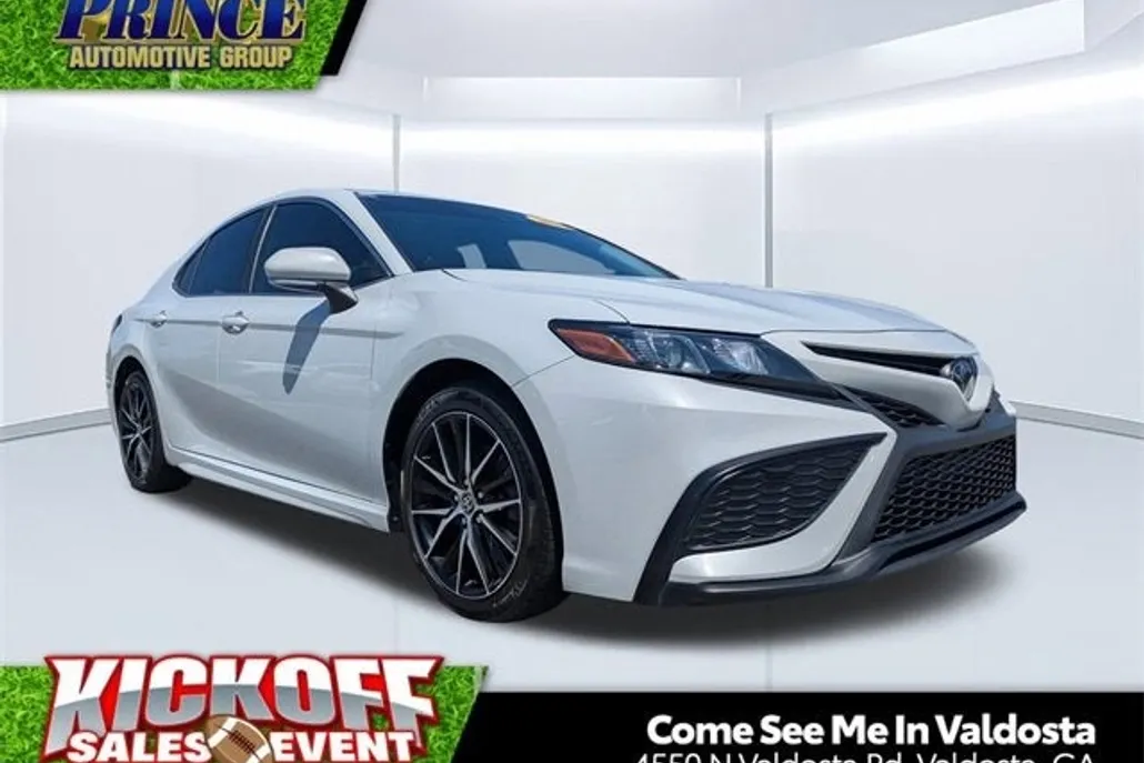 2022 Toyota Camry SE photo 1