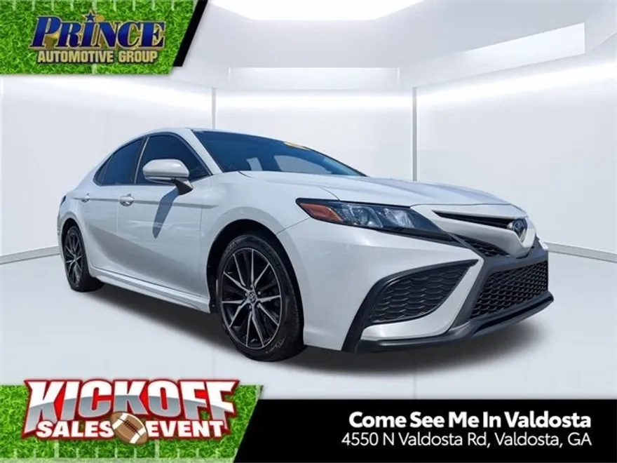 2022 Toyota Camry SE photo 1