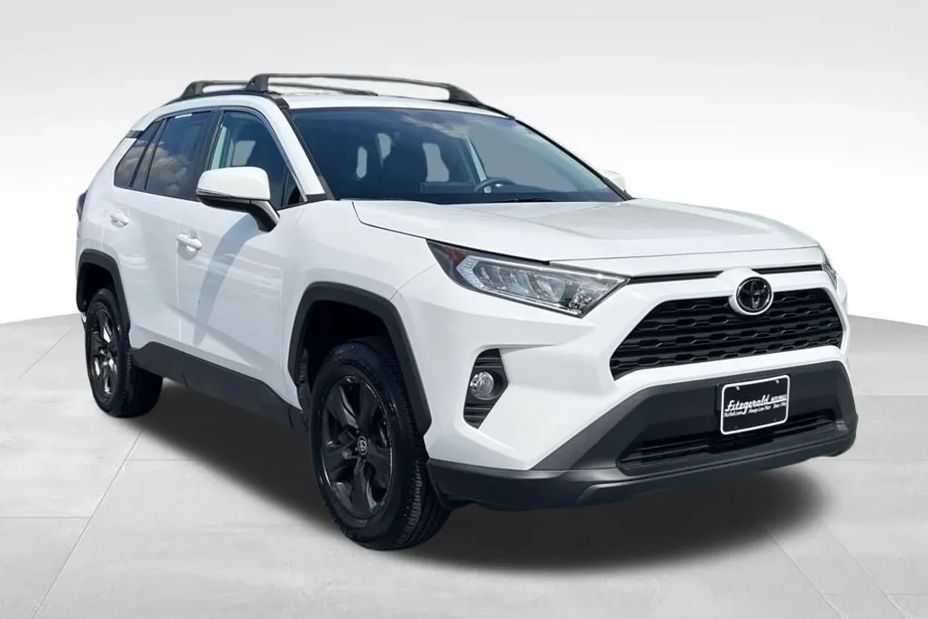 2021 Toyota RAV4 XLE photo 1