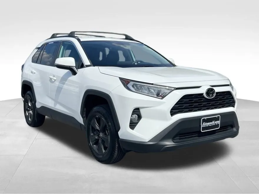 2021 Toyota RAV4 XLE photo 1
