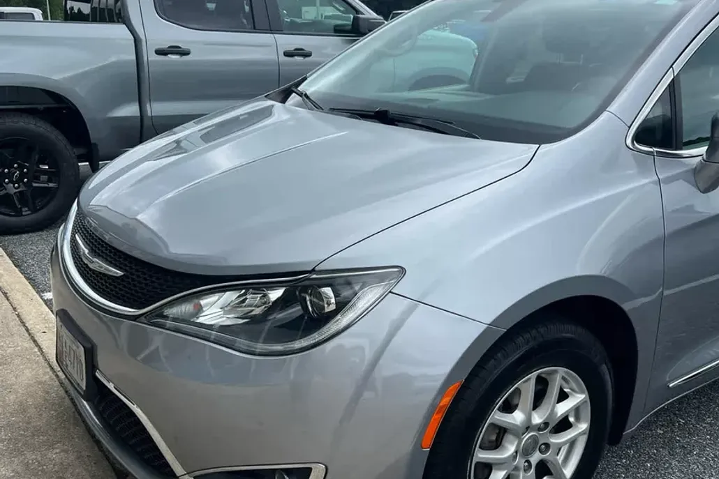 2020 Chrysler Pacifica Touring L photo 1