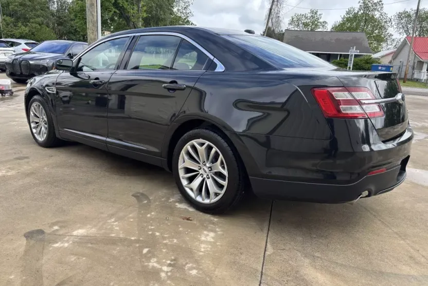2015 Ford Taurus Limited photo 1