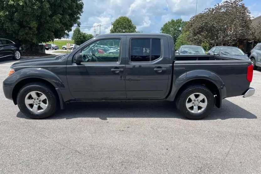 2012 Nissan Frontier SV photo 1