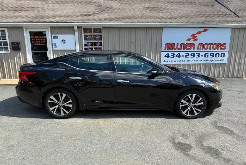 2017 Nissan Maxima SV photo 1