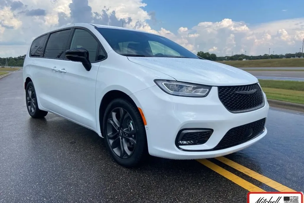 2026 Chrysler Pacifica photo 1