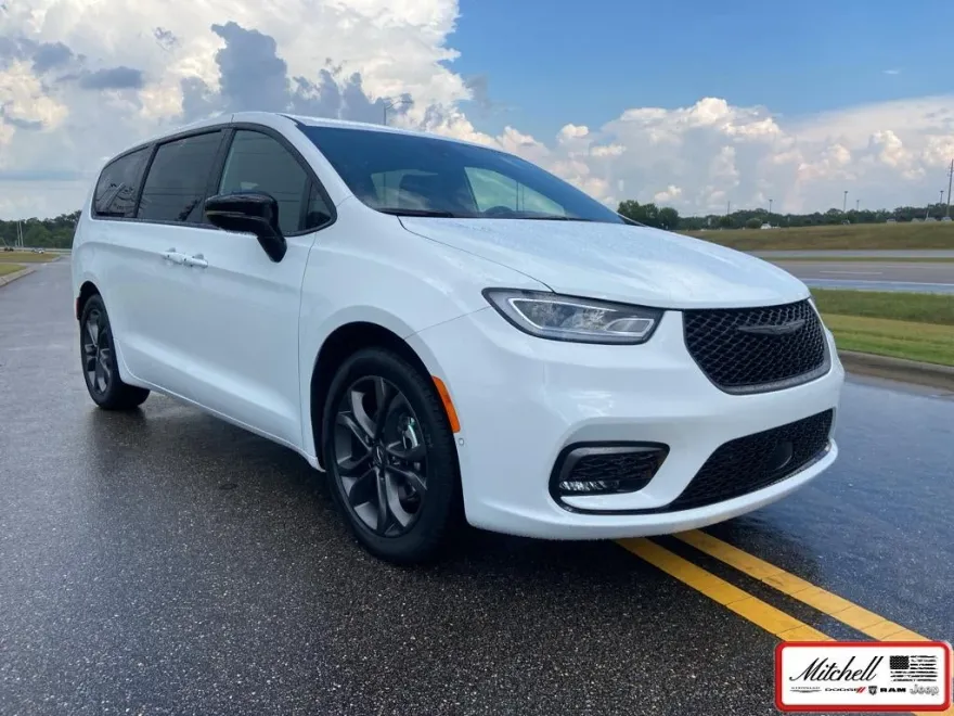2026 Chrysler Pacifica photo 1