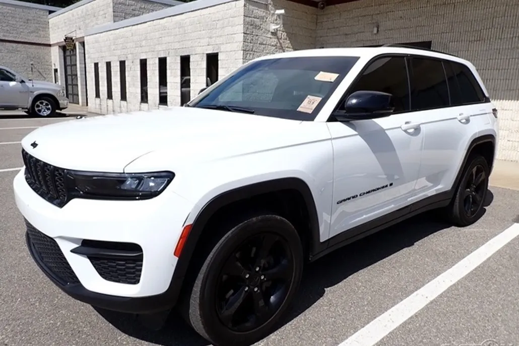 2023 Jeep Grand Cherokee Altitude photo 1