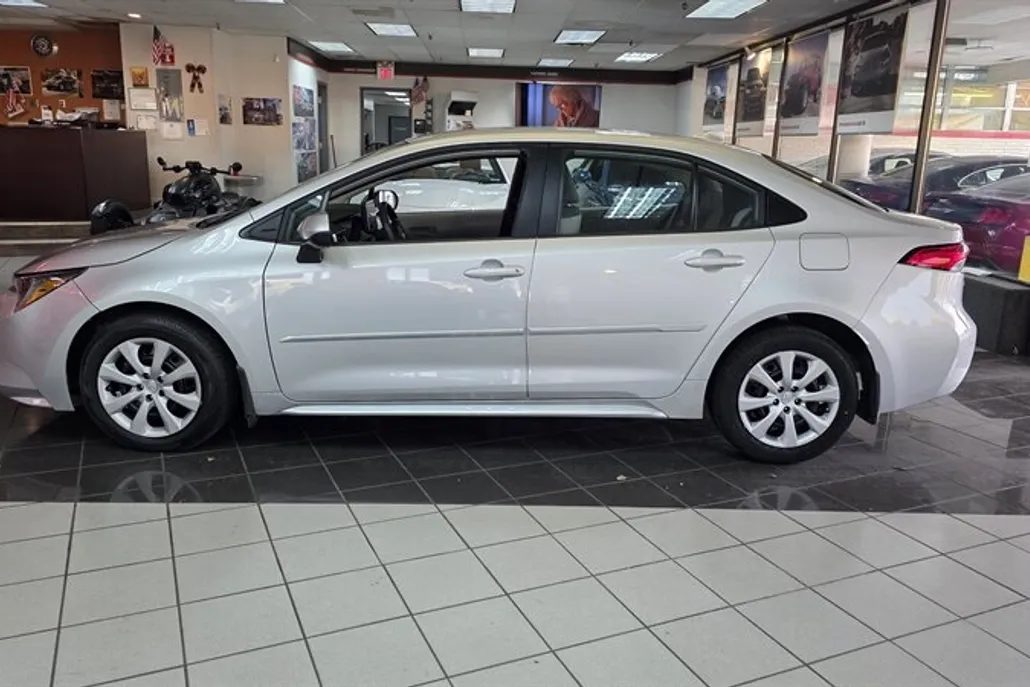 2023 Toyota Corolla LE photo 1